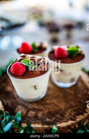 Traditionelle italienische Dessert Tiramisu mit Himbeeren und Minze Stockfoto