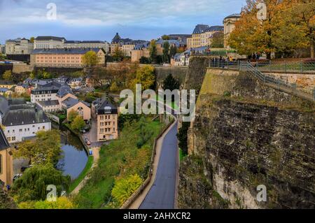 Luxemburg, Luxemburg - 21. Oktober 2017: Bird's Eye Luftaufnahme von Luxemburg Altstadt, Weltkulturerbe der UNESCO, die alte Stadtmauer Stockfoto