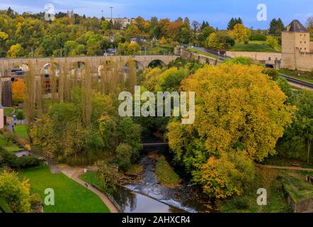 Luftaufnahme der Passerelle oder Luxemburg Viadukt über die petrusse im UNESCO Weltnaturerbe, Luxemburg Altstadt mit ihren alten Vierteln Stockfoto