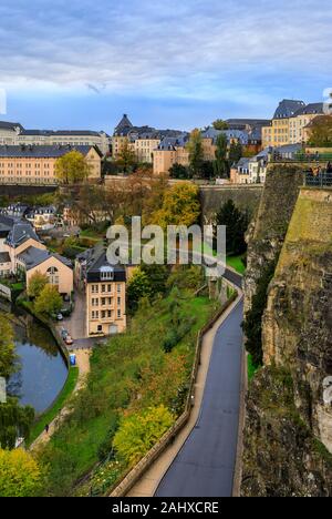 Luxemburg, Luxemburg - 21. Oktober 2017: Blick auf Luxemburg Altstadt, Weltkulturerbe der UNESCO, die alte Stadtmauer Stockfoto