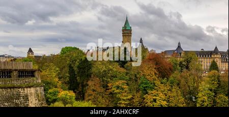 Ansicht der BCEE oder Luxemburger Spuerkeess Uhrturm in das UNESCO-Weltkulturerbe Luxemburg Altstadt mit ihren alten Vierteln und Befestigungen Stockfoto