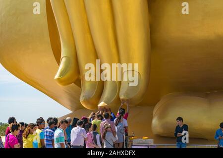 Ang Thong, Thailand - 31. Dezember 2015: die Menschen verehren Großen Buddha von Thailand, das Berühren der Finger und Gebete Stockfoto