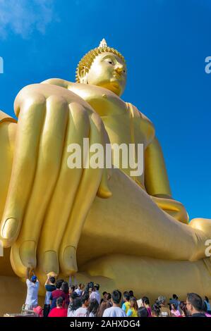 Ang Thong, Thailand - 31. Dezember 2015: die Menschen verehren Großen Buddha von Thailand an Silvester Stockfoto