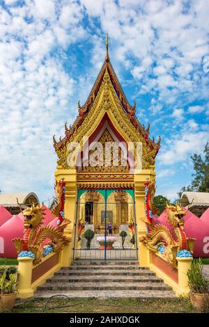 Ang Thong, Thailand - 31. Dezember 2015: Golden Ubosot oder Ordination Halle in Wat Muang Tempel komplex. Buddhistische Tempel Eingang mit bunten Dekoration Stockfoto