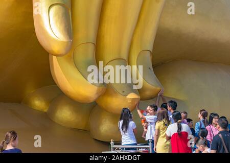 Ang Thong, Thailand - 31. Dezember 2015: die Menschen verehren Big Buddha von Tailand goldene Statue, berühren die Finger und das Gebet Stockfoto