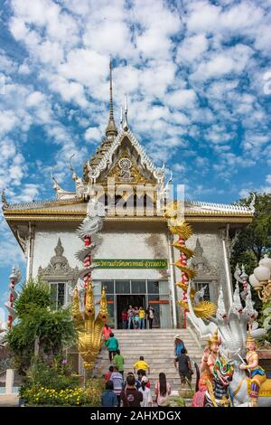 Ang Thong, Thailand - 31. Dezember 2015: Silber Ubosot, Spiegel Tempel Wat Muang Tempel komplex. Buddhistische Tempel Eingang mit bunten Dekoration w Stockfoto