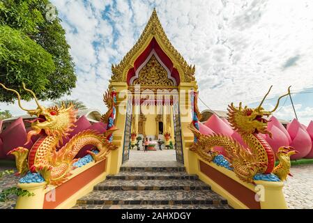 Ang Thong, Thailand - 31. Dezember 2015: Bunte buddhistischen Tempel Eingang mit Drachen, Lotusblüte und goldener Dekoration. Golden Ubosot, Ordination Stockfoto