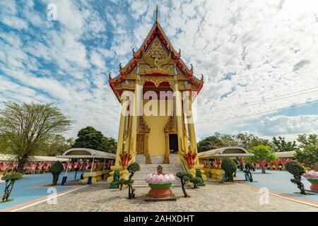 Ang Thong, Thailand - 31. Dezember 2015: Golden Ubosot, Ordination Halle in Wat Muang buddhistischen Tempel Komplex Stockfoto