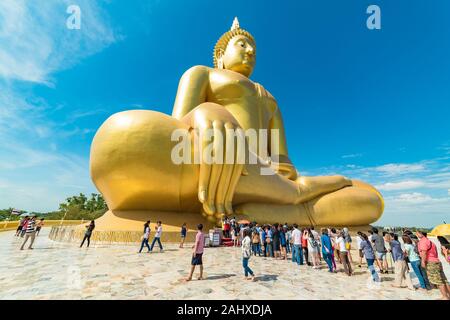 Ang Thong, Thailand - 31. Dezember 2015: Panoramablick von Menschen verehren den Big Buddha. Die Großen, Großen Buddha von Thailand ist eine der wichtigsten Pilgrim Stockfoto