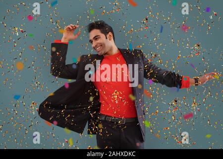 Junger Mann tanzen an eine Silvester Party. Stockfoto
