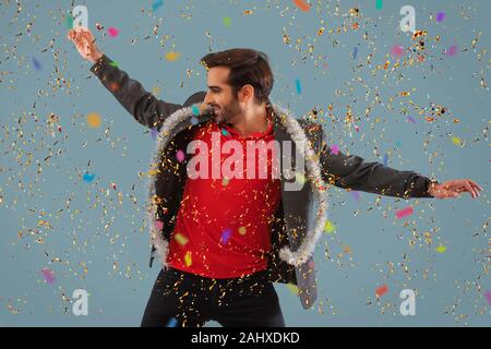 Junger Mann tanzen an eine Silvester Party. Stockfoto