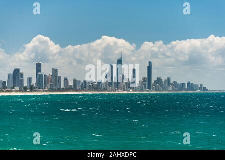 Gold Coast iconic Skyline mit Surfers Paradise Beach an einem sonnigen Tag. Ocean View Stockfoto