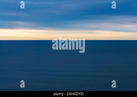 Einfache Natur Hintergrund der Ruhe, blaue Meer und Himmel auf Sunrise Stockfoto