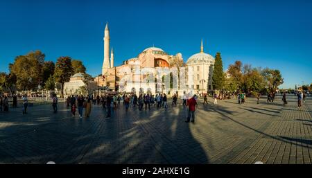 Panoramablick auf die Hagia Sophia, Ayasofya, einem ehemaligen Griechisch-orthodoxen christlichen Kathedrale, später eine osmanische Moschee und heute ein Museum Stockfoto