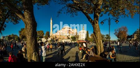 Panoramablick auf die Hagia Sophia, Ayasofya, einem ehemaligen Griechisch-orthodoxen christlichen Kathedrale, später eine osmanische Moschee und heute ein Museum Stockfoto