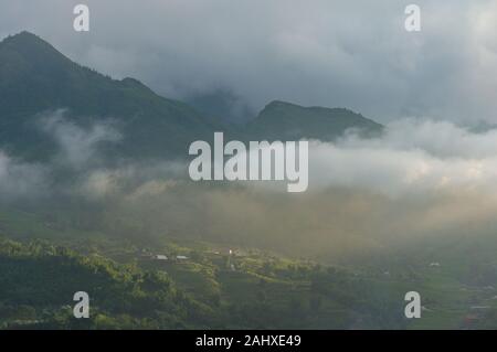 Wunderschöne Landschaft Landschaft der hohen Berg Reisterrassen in Wolken und Sonnenuntergang Licht Stockfoto