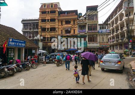 Sapa, Vietnam - August 19, 2017: Die Menschen und den Verkehr auf der Straße von Sapa Town Stockfoto