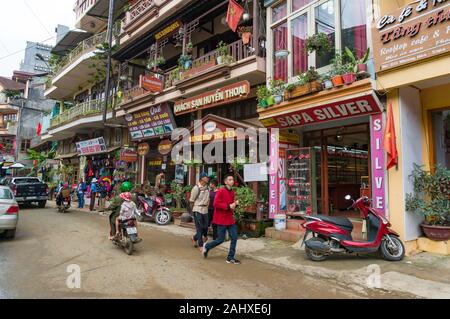 Sapa, Vietnam - am 19. August 2017: Sapa Town Street mit Menschen und Verkehr Stockfoto