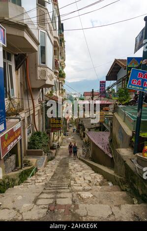 Sapa, Vietnam - am 19. August 2017: Zwei Touristen die Treppen auf einer der Straßen in Sapa Town Stockfoto