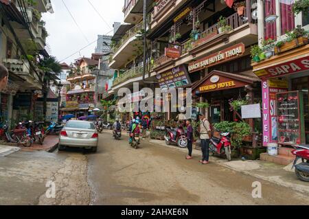 Sapa, Vietnam - am 19. August 2017: Straße in SaPa Stadt in Vietnam. SaPa ist beliebtes Touristenziel in Vietnam Mountain region Stockfoto