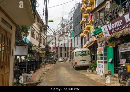 Sapa, Vietnam - am 19. August 2017: Straße mit Geschäften und Hotels in Sapa Town Stockfoto