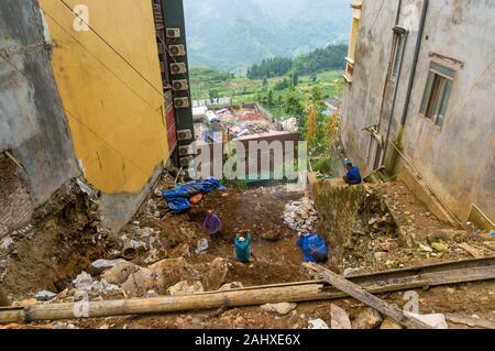 Sapa, Vietnam - am 19. August 2017: Arbeiter, Bauarbeiter auf der Baustelle in Sapa. Sapa ist sich rasch entwickelnde touristische Attraktion und beliebte Reise dest Stockfoto