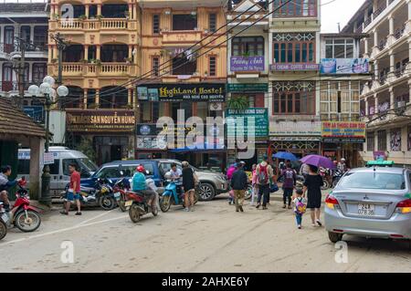 Sapa, Vietnam - am 19. August 2017: Sapa Town Square mit Einheimischen und Touristen Stockfoto