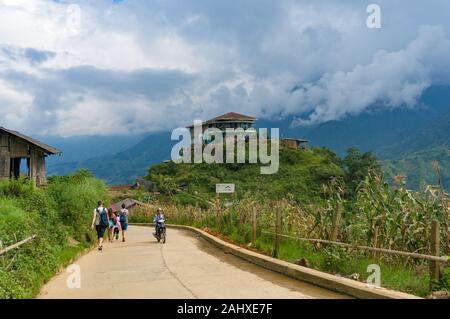 Sapa, Vietnam - am 19. August 2017: Touristen auf dem Weg zum berühmten Cat Cat ethnischen Dorf Stockfoto