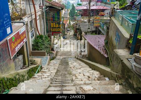 Sapa, Vietnam - am 19. August 2017: Straße mit Treppen in Sa Pa Town Stockfoto