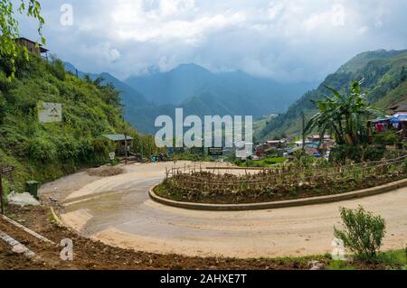 Sapa, Vietnam - am 19. August 2017: Landschaft mit malerischen Tal und Cat Cat Dorf auf dem Hintergrund Stockfoto