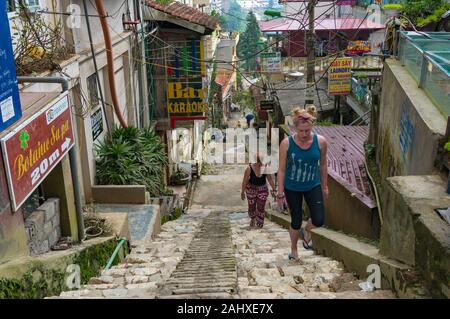 Sapa, Vietnam - am 19. August 2017: Zwei Touristen die Treppen auf einer der Straßen in Sapa Town Stockfoto