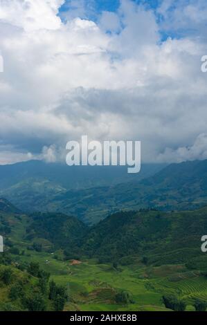 Schöne Berglandschaft mit Blick auf Reisterrassen. Natur Hintergrund. Vietnam Stockfoto