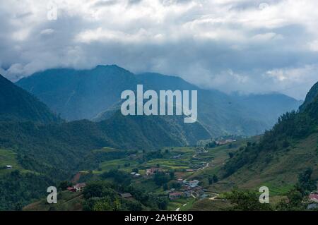 Antenne Panoramablick auf Berg Tal mit Dörfer und Reisterrassen und Seilbahn in der Ferne Stockfoto