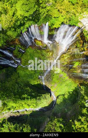 Ansicht von oben, beeindruckende Luftaufnahme des Tumpak Sewu Wasserfälle auch als Amir Chupan Sewu bekannt. Stockfoto