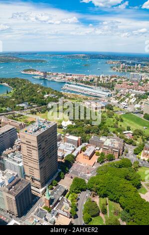 Luftaufnahme von Sydney Vororten Potts Point und Elizabeth Bay und Botanischen Garten mit Sydney Hafen. Sydney, Australien Stockfoto