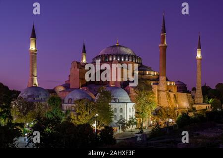 Die Hagia Sophia, Ayasofya, einem ehemaligen Griechisch-orthodoxen christlichen Kathedrale, später eine osmanische Moschee und jetzt ein Museum, beleuchtete nach Sonnenuntergang Stockfoto