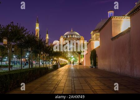 Die Hagia Sophia, Ayasofya, einem ehemaligen Griechisch-orthodoxen christlichen Kathedrale, später eine osmanische Moschee und jetzt ein Museum, beleuchtete nach Sonnenuntergang Stockfoto