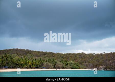 Dunkle Sturmwolken über Great Keppel Island auf der Capricorn Coast von Australien während der Weihnachtsfeiertage mit Urlauber genießen die Weißen sa Stockfoto