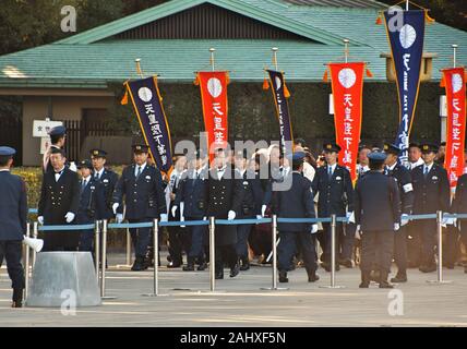 Tokio, Japan. 02 Jan, 2020. Gratulanten versammeln ein neues Jahr Gruß an der East Plaza, Imperial Palace in Tokio, Japan, am Donnerstag, 2. Januar 2020 zu feiern. Japans Kaiser Naruhito geliefert Adresse seines ersten das neue Jahr auf seine Thronbesteigung letztes Jahr, sein Mitgefühl zum Ausdruck zu den Überlebenden der jüngsten Naturkatastrophen und ich hoffe, dass ein friedliches Jahr ohne Katastrophe und für das Glück für die Menschen in Japan und der ganzen Welt. Foto von keizo Mori/UPI Quelle: UPI/Alamy leben Nachrichten Stockfoto