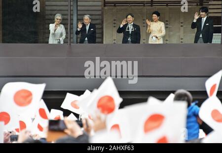 (L - R) Die japanische Kaiserin Emerita Michiko, emeritierter Kaiser Akihito, Kaiser Naruhito, Kaiserin Masako und Kronprinz Akishino wave Gratulanten Während ein neues Jahr Gruß an der East Plaza, Imperial Palace in Tokio, Japan, am Donnerstag, 2. Januar 2020. Japans Kaiser Naruhito geliefert Adresse seines ersten das neue Jahr auf seine Thronbesteigung im letzten Jahr und drückte seine Sympathie zu den Überlebenden der jüngsten Naturkatastrophen und hoffen, dass Sie ein ruhiges Jahr ohne Katastrophe und für das Glück für die Menschen in Japan und der ganzen Welt. Foto von keizo Mori/UPI Stockfoto