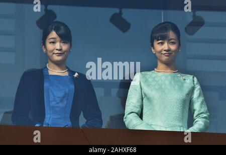 Tokio, Japan. 02 Jan, 2020. Japans Prinzessin Mako (L) und Prinzessin Kako besuchen das neue Jahr Gruß an der East Plaza, Imperial Palace in Tokio, Japan, am Donnerstag, 2. Januar 2020. Japans Kaiser Naruhito geliefert Adresse seines ersten das neue Jahr auf seine Thronbesteigung im letzten Jahr und drückte seine Sympathie zu den Überlebenden der jüngsten Naturkatastrophen und hoffen, dass Sie ein ruhiges Jahr ohne Katastrophe und für das Glück für die Menschen in Japan und der ganzen Welt. Foto von keizo Mori/UPI Quelle: UPI/Alamy leben Nachrichten Stockfoto