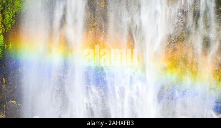 Nahaufnahme der Tumpak Sewu Wasserfälle auch als Amir Chupan Sewu mit einem wunderschönen Regenbogen durch Brechung des Lichtes im Wasser Wassertropfen bekannt. Stockfoto