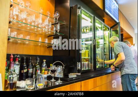 Wein und Bier Bar bei Qantas International Business Lounge, Flughafen Auckland, Neuseeland Stockfoto