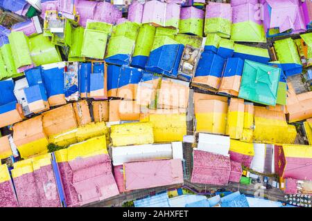 Ansicht von oben, beeindruckende Luftaufnahme der Rainbow Village auch als Jodipan oder Kampung Wisata Jodipan, einem bunten Dorf in Malang entfernt bekannt. Stockfoto