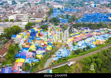 Ansicht von oben, beeindruckende Luftaufnahme der Rainbow Village auch als Jodipan oder Kampung Wisata Jodipan, einem bunten Dorf in Malang entfernt bekannt. Stockfoto