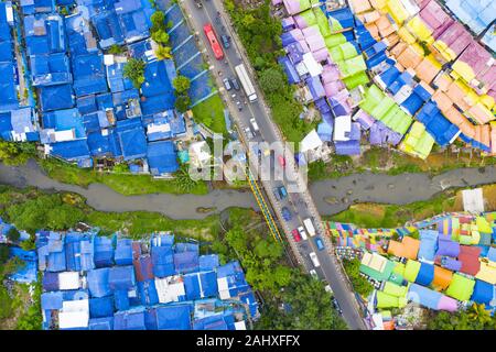 Ansicht von oben, beeindruckende Luftaufnahme der Rainbow Village auch als Jodipan oder Kampung Wisata Jodipan, einem bunten Dorf in Malang entfernt bekannt. Stockfoto