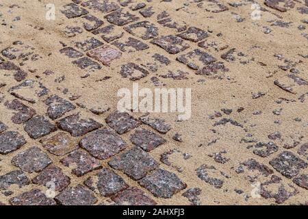 Baustoffe in eine Baustelle. In diesem Foto können Sie braunen Sand und rotem Stein Material ein Gehweg in Finnland zu erstellen. Stockfoto