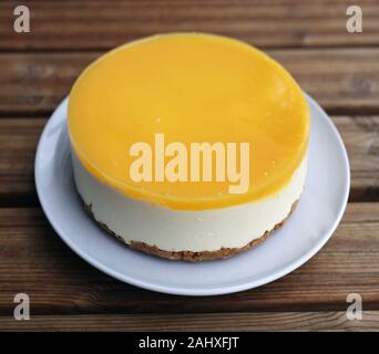 Glutenfrei vegan orange und Mango Cheesecake mit vegan Agar Agar Pulver. Hausgemachte Kuchen mit cookie Base, mango Käse Mousse, orange Layer. Stockfoto