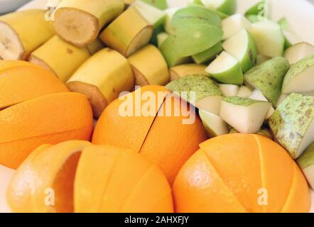 Nahaufnahme von viel Obst Stücke. Es gibt Bananen, Äpfel, Birnen und Orangen in dieses Bild. Lebendige und farbenfrohe Bild einer nahrhaften Lebensmitteln. Stockfoto