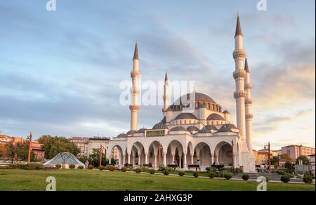 ANKARA, TÜRKEI. Neue Melike Hatun Moschee, in der Nähe des Genclik Parks, in der Hauptstadt bei Sonnenuntergang Stockfoto